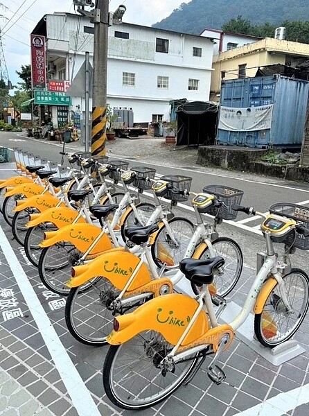 台中公共自行車站點前進松鶴部落，站點在活動中心旁，山櫻花正盛開，可挑戰體力騎單車賞花。圖／台中市交通局提供
