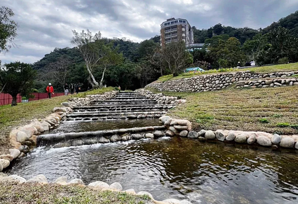 大溪區山豬湖生態親水園區2期完工,溪水湖光山色景點美,預計農曆春節前擴大開放親水旅遊。圖/市府水務局提供