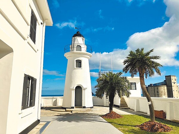 航港局開放基隆燈塔參觀,民眾可以從燈塔出發,經白米甕砲台走逛到球子山燈塔,完成基隆版的「一日雙塔」挑戰。圖/交通部航港局提供