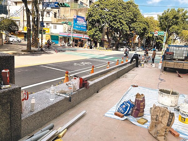 桃園市八德區公所目前先將圍籬改為簍空,並將高度降低、把轉彎角圍籬退縮,以保障學童通學及路口轉角交通安全。圖為改善後。圖/八德區公所提供