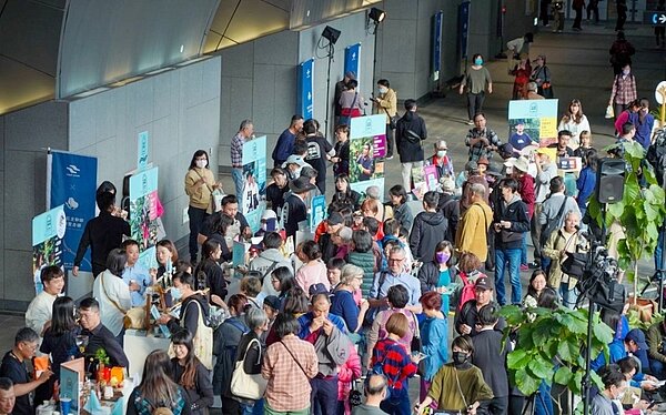 ▼民眾在大安森林公園陽光大廳分享嘉義精品咖啡。(圖/嘉義縣政府提供)