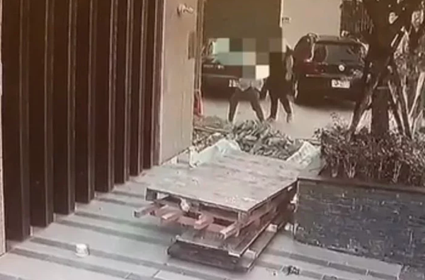 兩名裝潢工人陳屍內湖新建大樓內,大樓外監視器拍下兩人進入大樓前的最後身影。圖/取自監視器影像