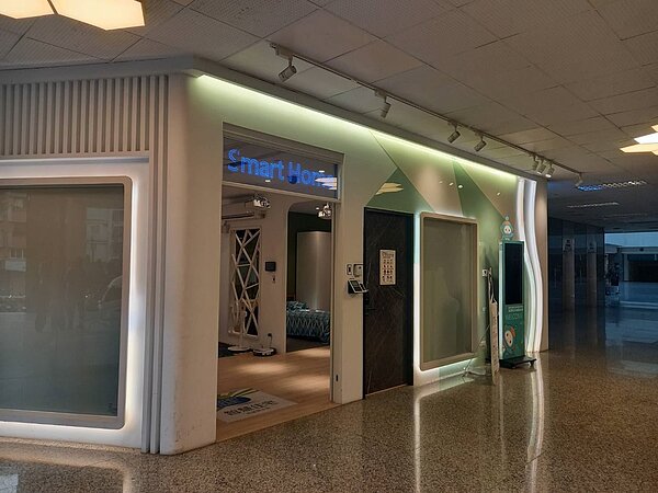 高雄市府在「智慧綠建築-智慧住宅南部展示區」提供民眾多樣的資訊,推廣智慧科技產品。圖/高雄市工務局提供