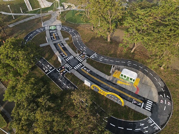 岡山河堤公園「兒童交通主題公園」啟用。圖/高雄市工務局提供