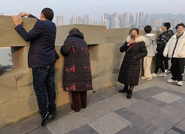 市民、遊客踮腳看城墻外的風景。圖／取材自封面新聞
