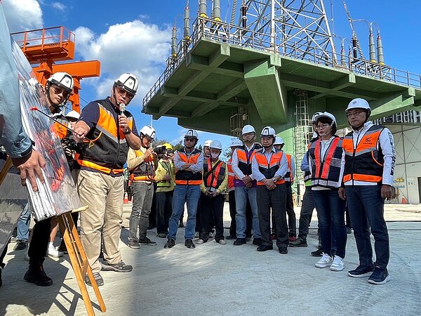 新北市長侯友宜（右1）特別於選後翌日前往汐止同興路現場關心工程進度，期許完工後能串聯汐止社后地區南北向路廊，讓汐止地區的交通建設更上一層樓。圖／新北市工務局提供

