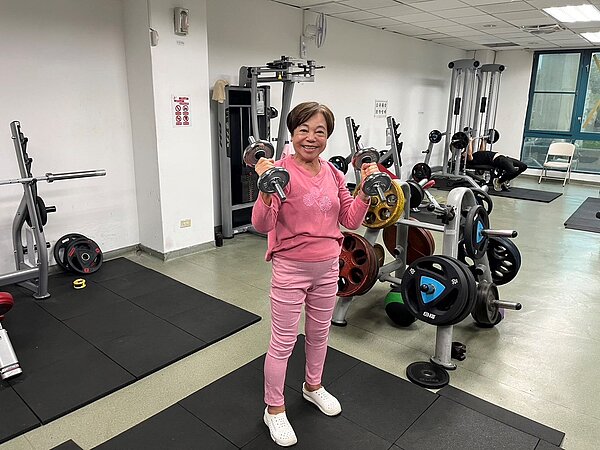民眾使用北投廠健身房新增的輕型啞鈴健身。圖/台北市環保局提供