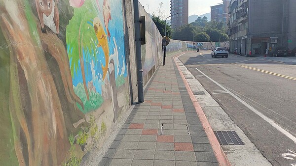 東新陂旁人行道拓寬。圖/台北市工務局提供