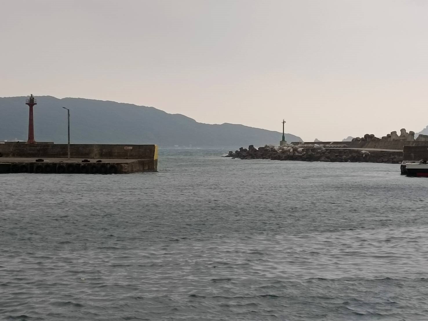 新北市萬里漁港東外防波堤延伸工程昨天動土，完工後能提升漁港航行安全。記者邱瑞杰／攝影 