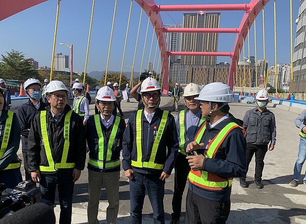 工務局2年前展開龍德新路向東延伸工程,市長陳其邁今視察工程表示,預計月底就能完工通車,將有效紓解大順商圈車流。記者宋原彰/攝影