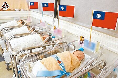 兒科住院醫師招收率去年創下11年新低,衛福部次長王必勝坦言,如情況嚴重,未來重症兒童恐面臨得出國求醫的困境。圖為新生兒。(本報資料照)