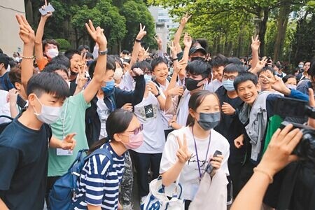 
台北市公告113年公私立高中職新生班級每班減招1人，包括建中、北一女、成功高中等明星學校都減少兩位數學生。圖為去年國中教育會考結束後，考生們開心步出試場。（本報資料照片）
