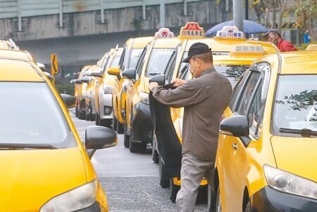 北北基計程車春節加成運價將自2月5日至14日止,每趟加收30元,台中市計程車5日至14日每趟加收50元。(本報資料照片)