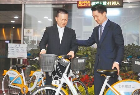 台北市長蔣萬安(右)15日公開表揚宏明建設響應市府推動綠運輸ESG推廣計畫,捐贈YouBike站與車輛,邀請宏明董事長陳啟宏(左)合影留念。(季志翔攝)