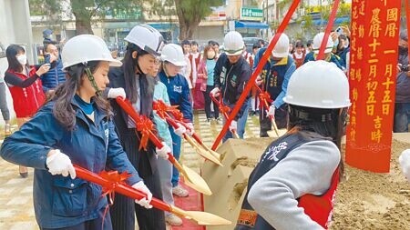 
新竹市竹蓮國小學校運動操場及周邊設施整建工程15日由市長高虹安（左二）主持動土儀式。（陳育賢攝）
