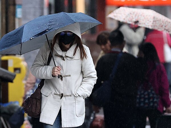 天氣風險公司天氣分析師柯聿寧指出,周五水氣增周六鋒面掠過,鋒面通過後冷空氣逐漸南下,有機會達到寒流等級,成為入冬以來最有感的一次降溫。圖/聯合報系資料照片