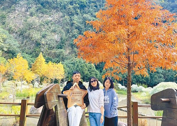 台中市觀旅局15日表示,新社現正綻放冬季限定花卉,許多景點等待遊客細細品味,拍照打卡還能參加抽獎。圖/台中市觀旅局提供