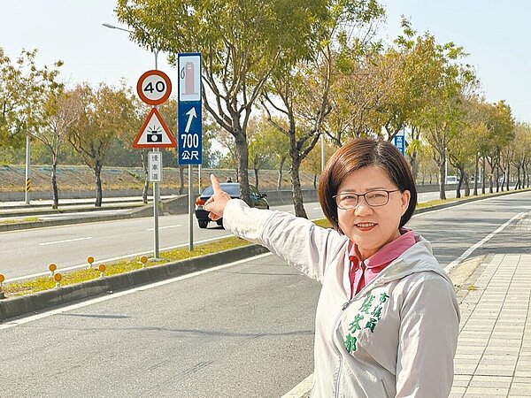台中大里環河路慢車道限速40公里,日前有民眾趕載母親就醫超速,被罰1.2萬、記3點並吊扣牌照半年;市議員張芬郁15日說,該測速桿去年開罰1萬1758件,測速非改善交通安全唯一手段,盼擬改善方法。交通局回應表示,將再與相關單位研議,提醒民眾可辦理線上申訴作業。(張芬郁團隊提供/潘虹恩台中傳真)