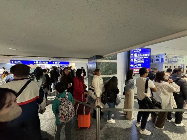 旅客不滿指出，今天在桃園國際機場一航廈，等候安檢通關多時，提心吊膽就怕趕不上飛機。圖／讀者提供