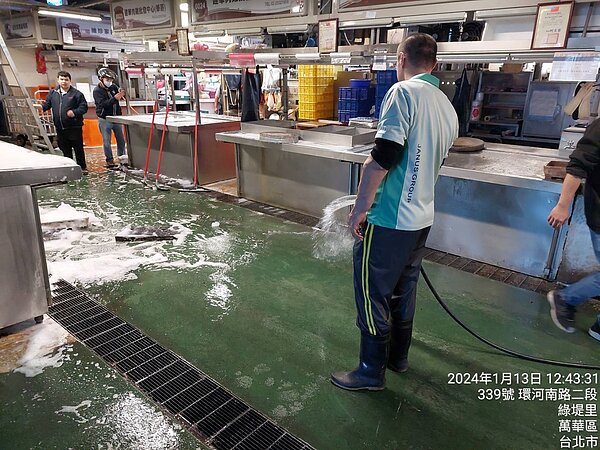 環南中繼市場13日中午二度出現大量泡沫灑出,對此,市場處表示,初判原因為電磁閥故障。圖/台北市市場處提供