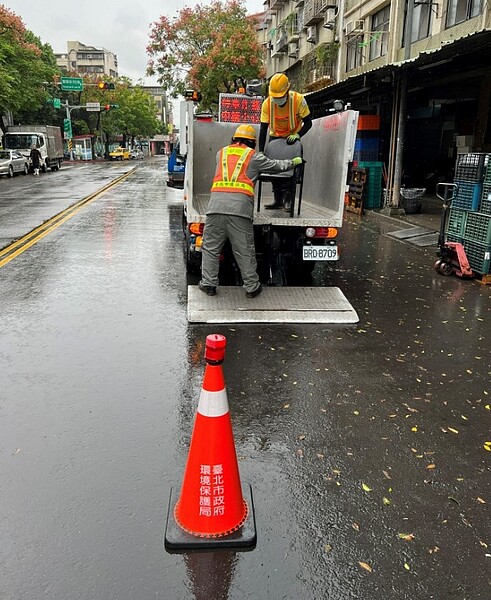 台北市環保局表示,請市民朋友於2月7日前,提早向各轄區清潔隊預約免費收運。圖/台北市府提供