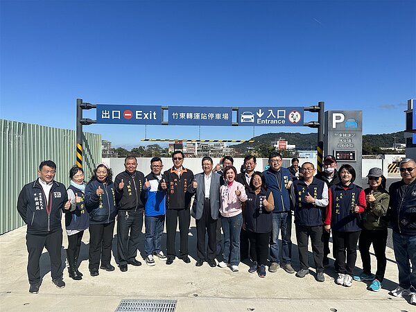 新竹縣長楊文科宣布竹東轉運站地下停車場19日啟用,並免費提供民眾停車一整年。記者巫鴻瑋/攝影