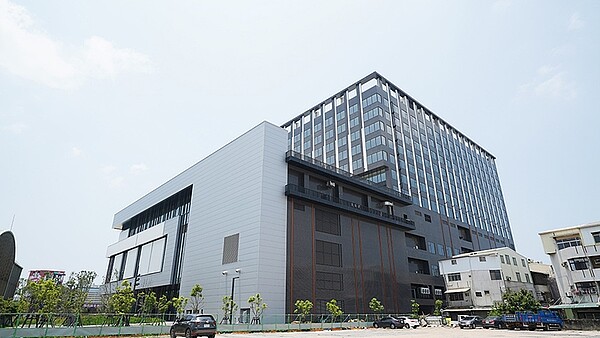 「新商場進駐」!老台南人的回憶被拆...買房變難怎議價? 台南北區的東帝士百貨舊址,華麗轉身為「南山台南廣場」;而台南民眾買房難度增加,在地資深房仲透露如何議價及選擇產品技巧。圖/國產建材實業提供