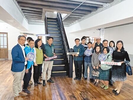 擁有95年歷史、台南首間台灣人創立的進口洋貨店「五福商店」,歷時4年修復完成,市長黃偉哲(前排右五)16日「開箱」。(洪榮志攝)