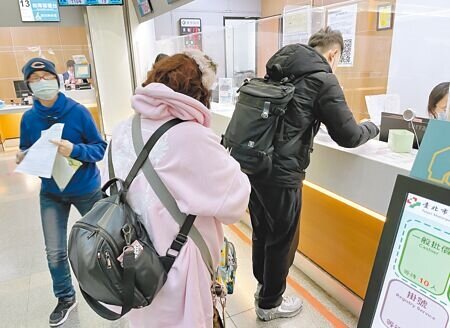 疾管署16日公布國內類流感上周就診人次來到12.7萬人次,創下10年同期新高,且一口氣新增42例重症個案,11例死亡病例。圖為在醫院就診的民眾排隊付費領藥。(季志翔攝)