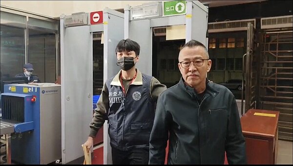 誌富總經理王孟博(右)涉勾結越南貿易商詐台新銀4.9億遭羈押。 記者張宏業/攝影