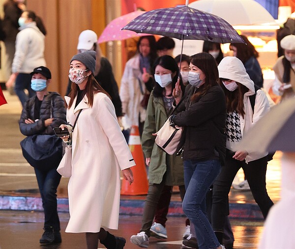 周日到下周三寒流南下,且逐日降溫、各地又濕又冷。聯合報系資料照