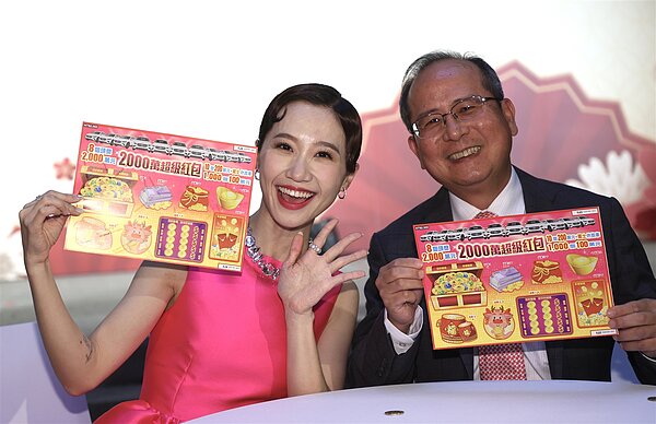 台彩總經理謝志宏(右)昨攜手春節強檔代言人LULU黃路梓茵(左)揭曉新春加碼內容。記者曾吉松/攝影