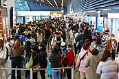 桃機出境擠爆　有人來不及入關