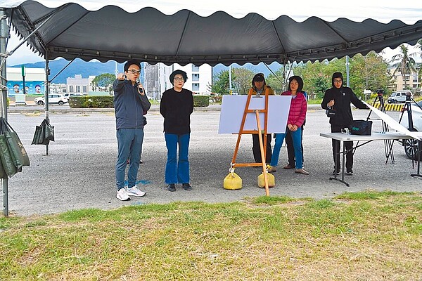 台東縣政府規畫於縣議會周邊縣有地新建網球中心，並闢建停車場，預計今年動工，台東縣長饒慶鈴（左二）16日上午前往現勘。（台東縣政府提供／蕭嘉蕙台東傳真）