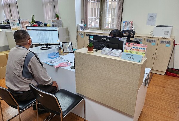 民眾至銀髮人才服務據點進行就業諮詢。圖/台中市政府提供