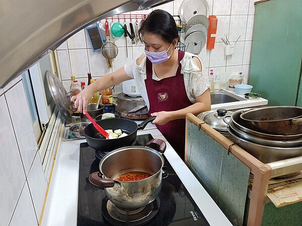 到宅坐月子服務人員烹煮月子餐。示意圖／台中市政府提供