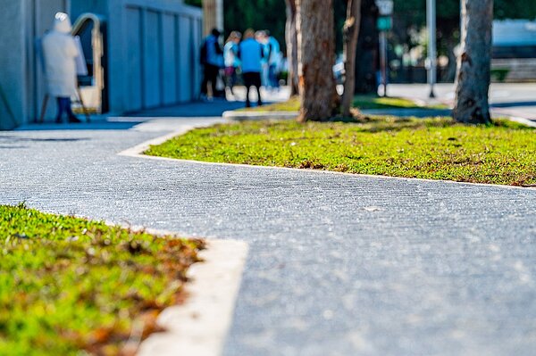 中壢龍東路南側實體人行道完工樣貌。圖／桃園市政府提供