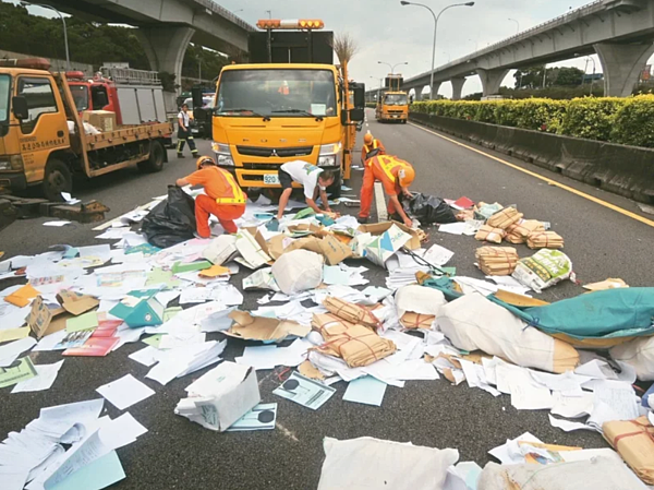 每年國道約有4萬件散落物,清理時須封閉路肩或車道。圖/國道公路警察局提供