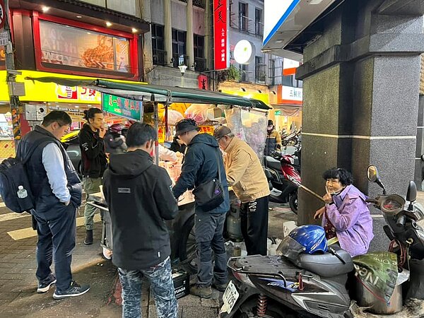 有熟客透露老闆娘可望休養8個月後再復出,但基隆議長童子瑋最後一夜給予店家支持時指出,「阿姨說『暫時休息,休多久暫不知道』」。圖/取自臉書「童子瑋」