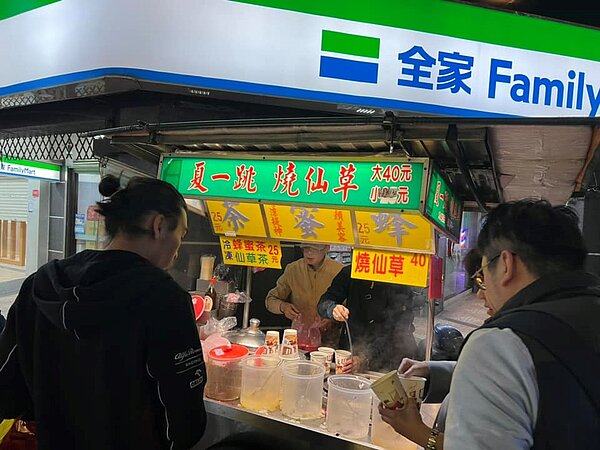 位於基隆仁三路的小攤子「夏一跳燒仙草」。圖/取自臉書「童子瑋」