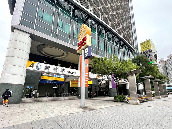 新北10大最貴「捷運站店租」出爐!「這條線」上榜4站消費力最猛 永慶房產集團盤點新北市42個捷運站周邊平均店面租金,捷運新埔站以近3500元的平均單坪租金居冠。圖/永慶房產集團提供