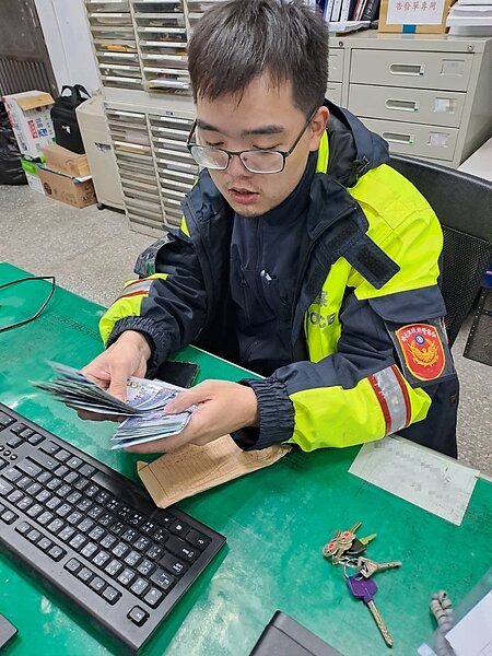 拾獲的薪資袋內裝有57張新臺幣千元鈔。圖/新北環保局提供