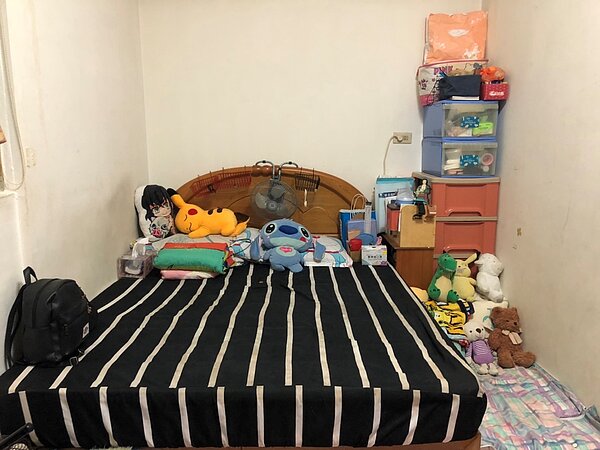 小傑(化名)家原本凌亂的房間,經整理後留下幸福的親子角落。圖/新北市政府提供