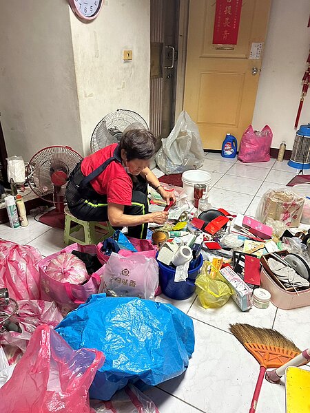 具有「居家整聊師」證照的社工曾于臻表示,透過陪伴聊天、協助像照片中的案家斷捨離。圖/新北市政府提供