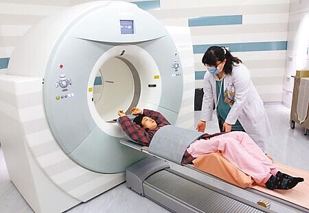 12月實支實付停售引爆健康險銷售高鋒,單月熱銷36.9億元,創9個月新高。圖∕本報資料照片