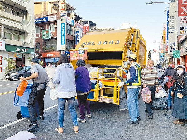 高市府環保局近年相當重視空汙問題,垃圾焚化量連年下降,經過數據統計,高雄2023年度垃圾焚化總量下降到僅114萬公噸,相比2020年的137萬公噸,已經大幅減少23萬公噸垃圾焚化量。圖/高市府環保局提供