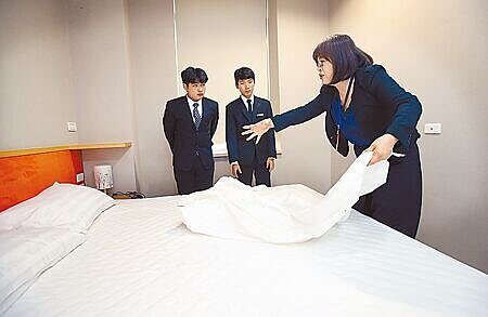 選後新政府可能開放旅宿業移工,5工會發表聲明稱,業者缺的是「低薪」的勞工,並非真正缺工。(范揚光攝)