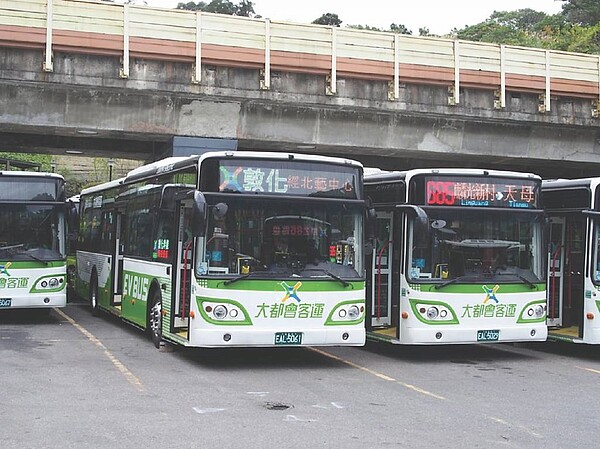 大都會客運購置成運56輛快充型電動巴士18日啟用服務。 圖/成運汽車提供