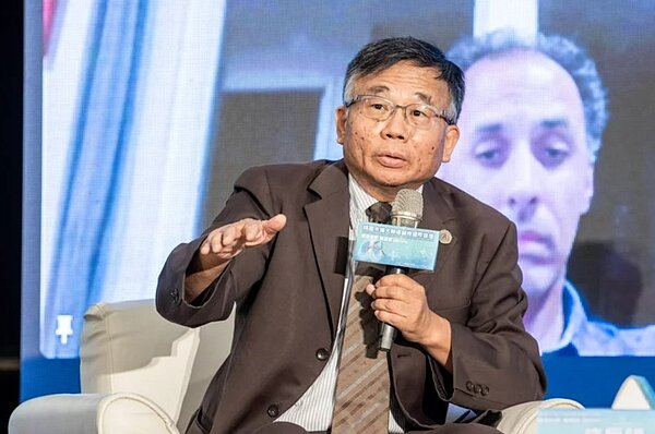 台大公衛學院流行病學與預防醫學研究所教授陳秀熙今天表示，台灣新冠病毒中重症、死亡病例均呈現上升趨勢，XBB新冠疫苗施打率低迷，是新冠中重症個案數上升主因。圖／聯合報資料照片
