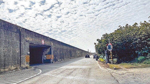 台61線桃園市大園、觀音路段平面道路多處沒路燈，民代爭取增設照明設施，但公路局中壢工務段與桃園市養工處持見不一，後續2單位將再開會協商，盼早日完成設置。圖／市議員徐其萬提供